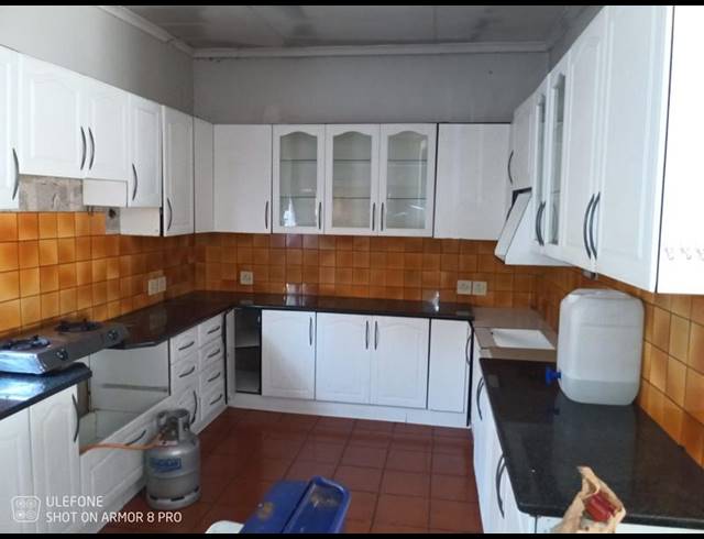 3 BEDROOM HOUSE FOR SALE IN BEZUIDENHOUT VALLEY